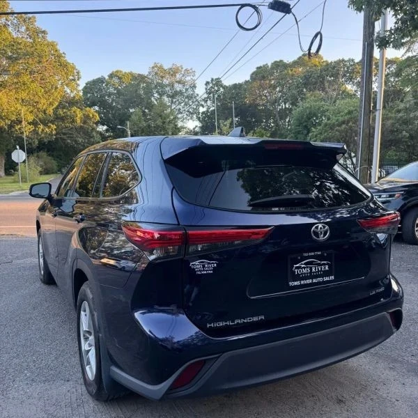 2022 Toyota Highlander - Image 4 of 12