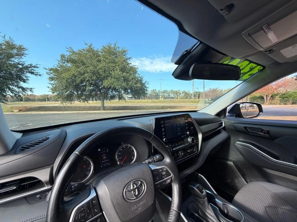 2022 Toyota Highlander - Image 8 of 21