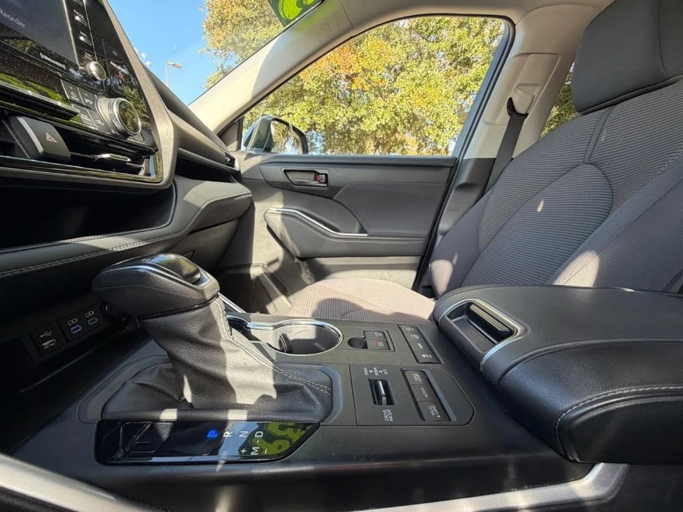 2022 Toyota Highlander - Image 17 of 21