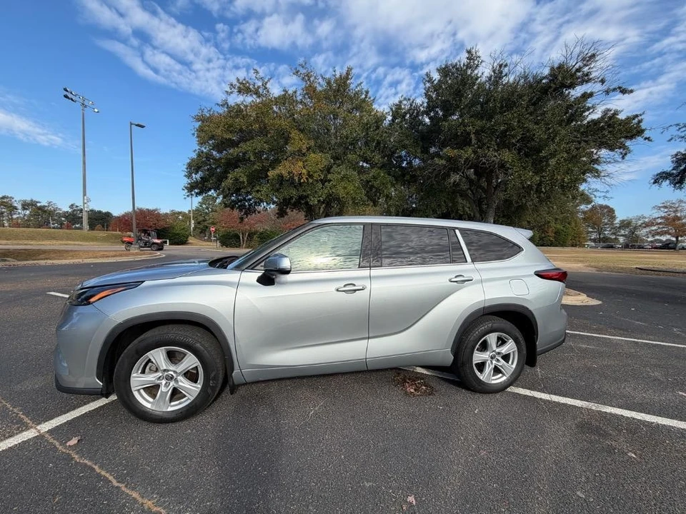2022 Toyota Highlander - Image 2 of 21
