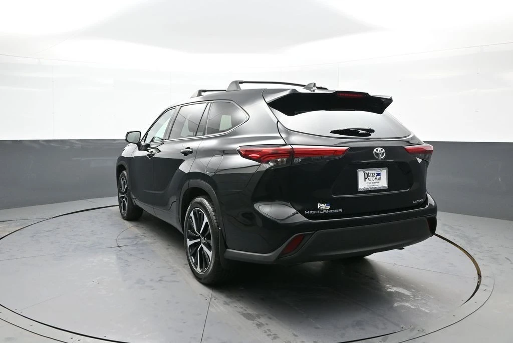 2022 Toyota Highlander - Image 8 of 12