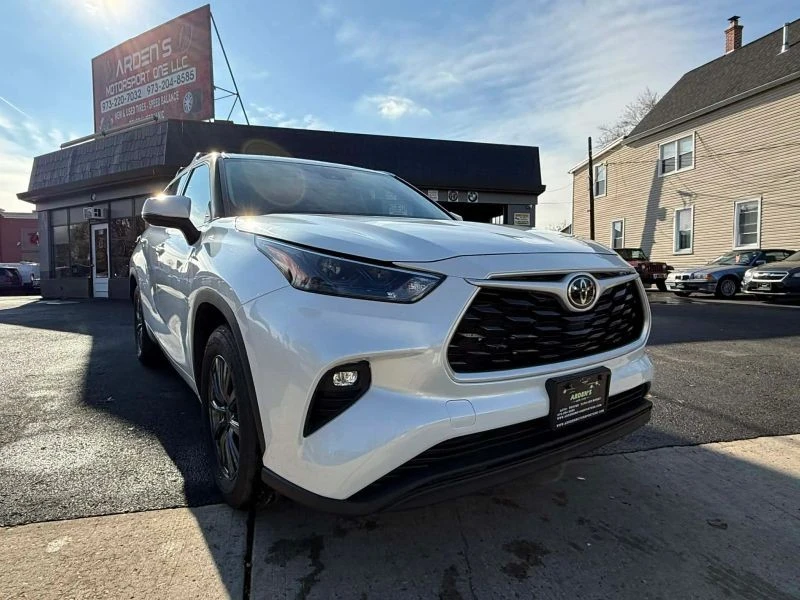 2022 Toyota Highlander - Image 4 of 12