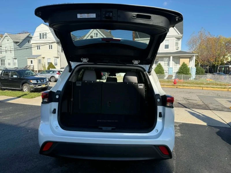 2022 Toyota Highlander - Image 10 of 12