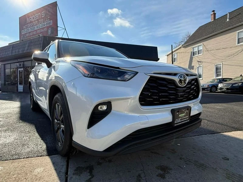 2022 Toyota Highlander - Image 8 of 12