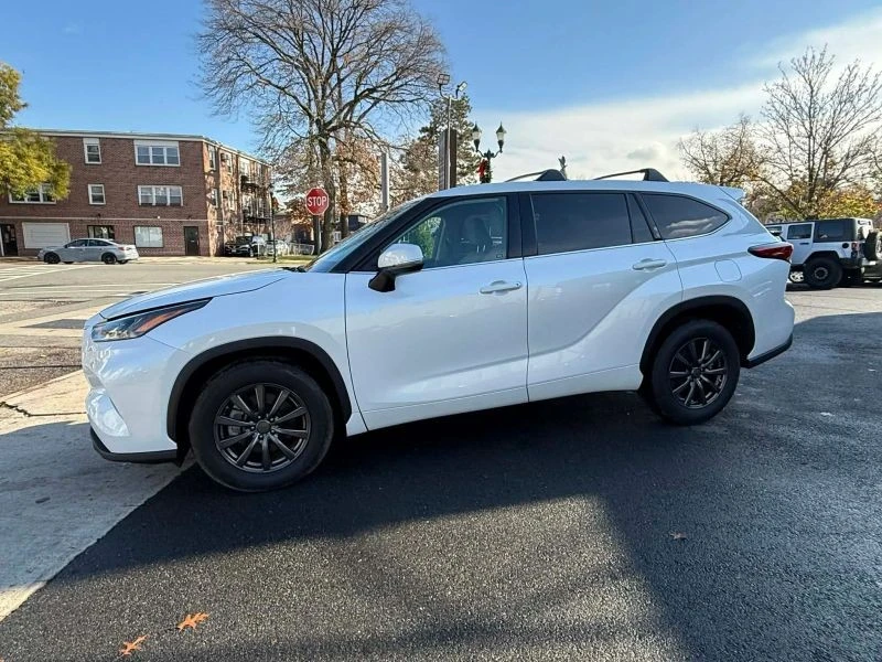 2022 Toyota Highlander - Image 2 of 12