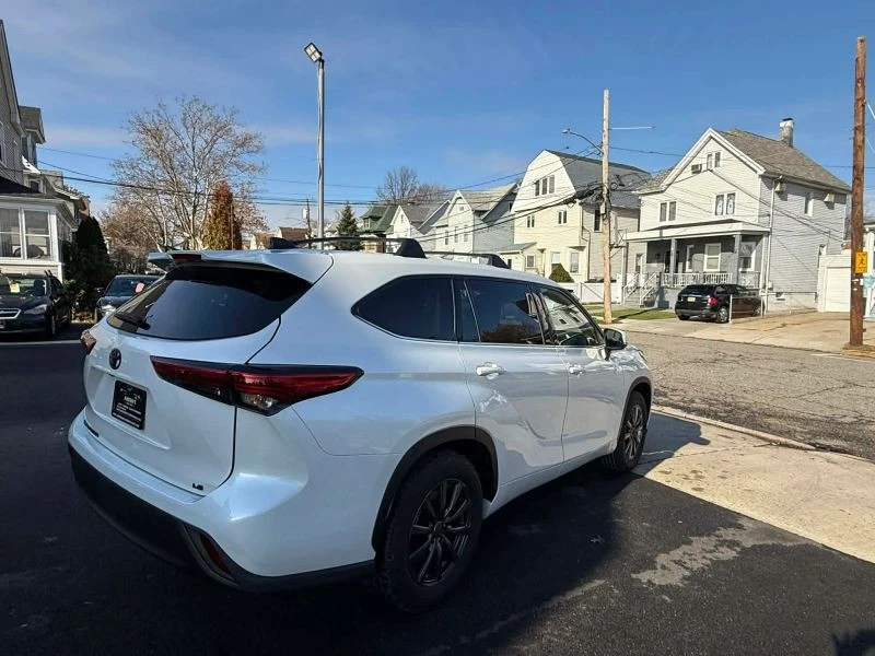 2022 Toyota Highlander - Image 11 of 12