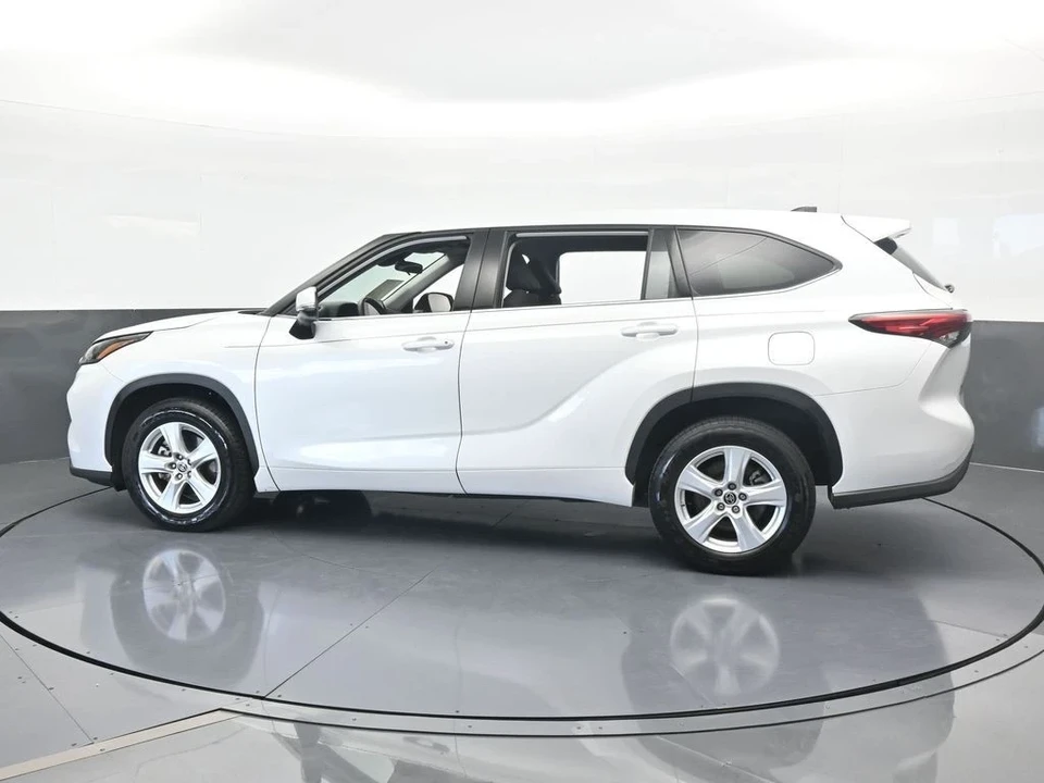 2022 Toyota Highlander - Image 3 of 12