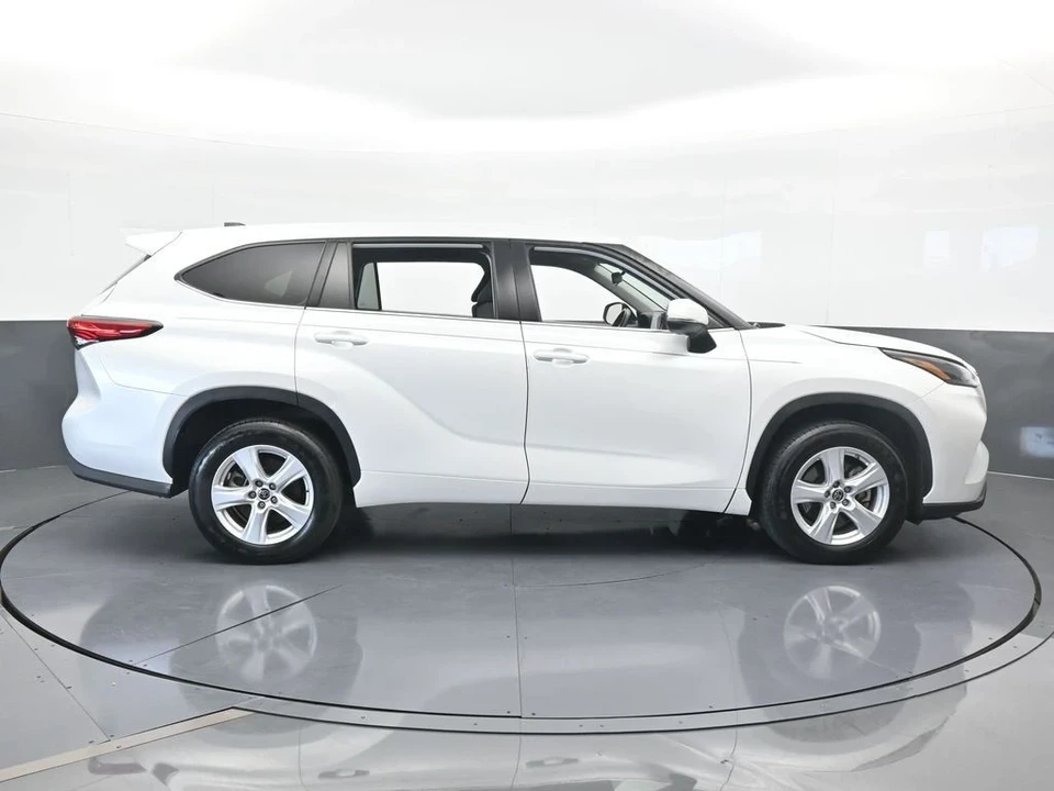 2022 Toyota Highlander - Image 7 of 12