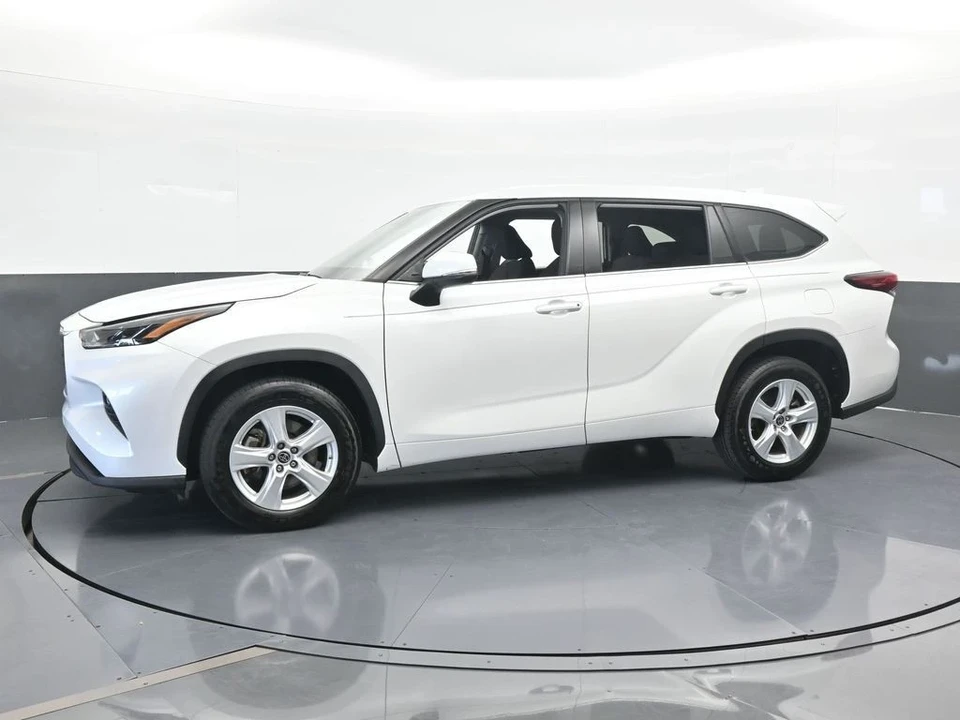 2022 Toyota Highlander - Image 2 of 12