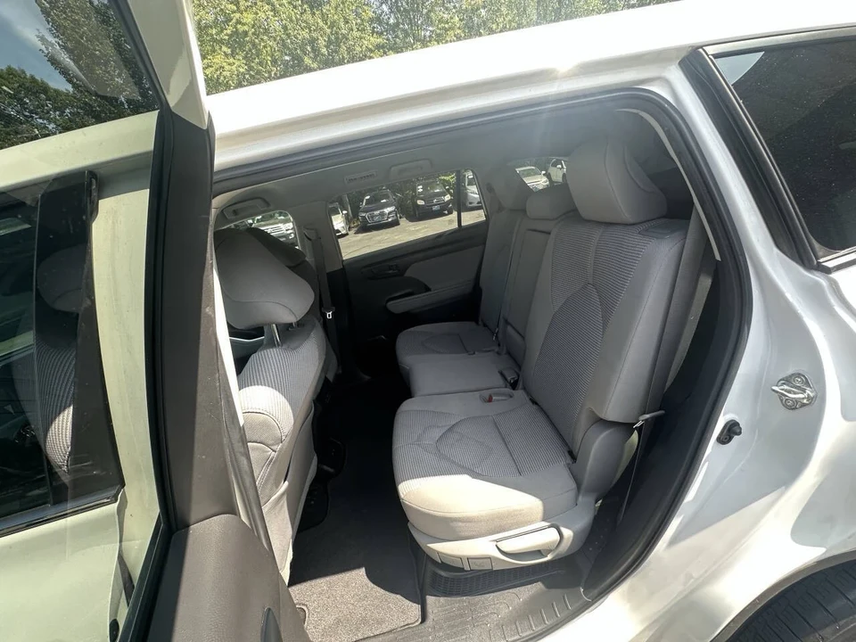 2022 Toyota Highlander - Image 17 of 21