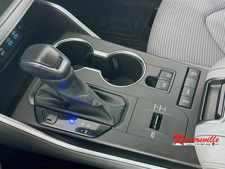 2022 Toyota Highlander - Image 16 of 21