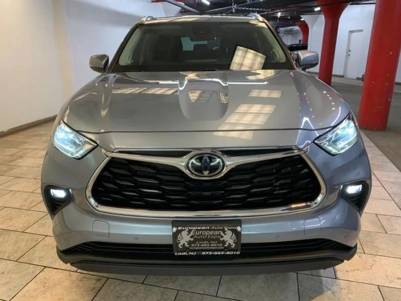 2022 Toyota Highlander - Image 2 of 12