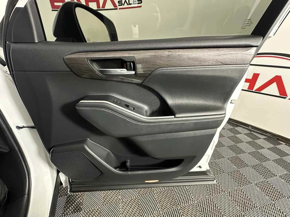 2022 Toyota Highlander - Image 16 of 21