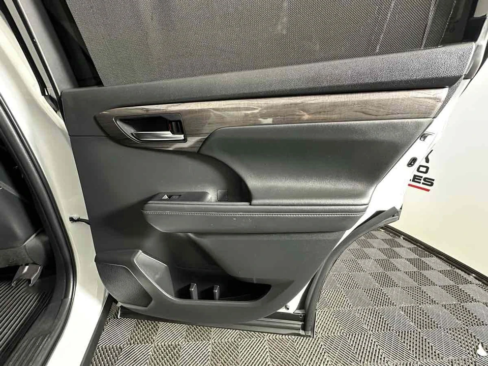 2022 Toyota Highlander - Image 19 of 21