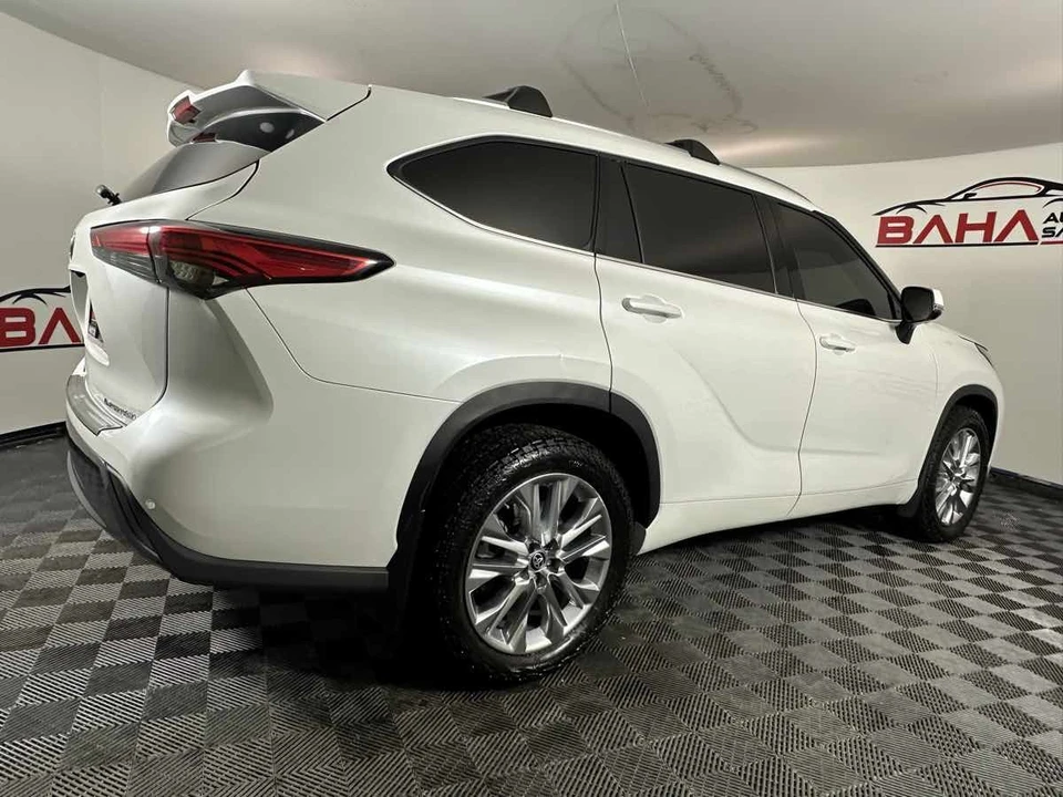 2022 Toyota Highlander - Image 9 of 21
