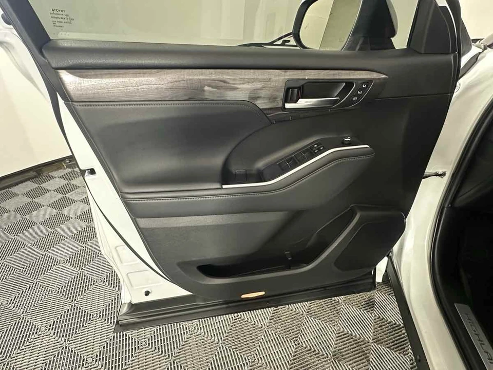 2022 Toyota Highlander - Image 15 of 21