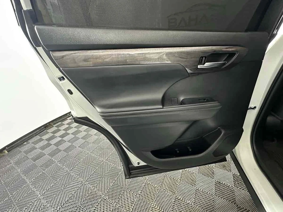 2022 Toyota Highlander - Image 17 of 21