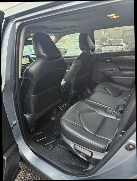 2022 Toyota Highlander - Image 7 of 12
