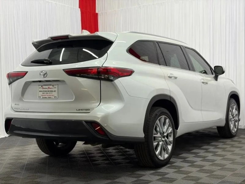 2022 Toyota Highlander - Image 8 of 12