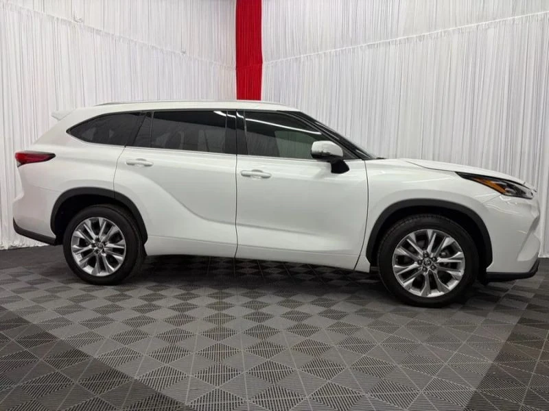 2022 Toyota Highlander - Image 9 of 12