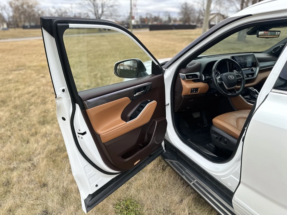 2022 Toyota Highlander - Image 19 of 21