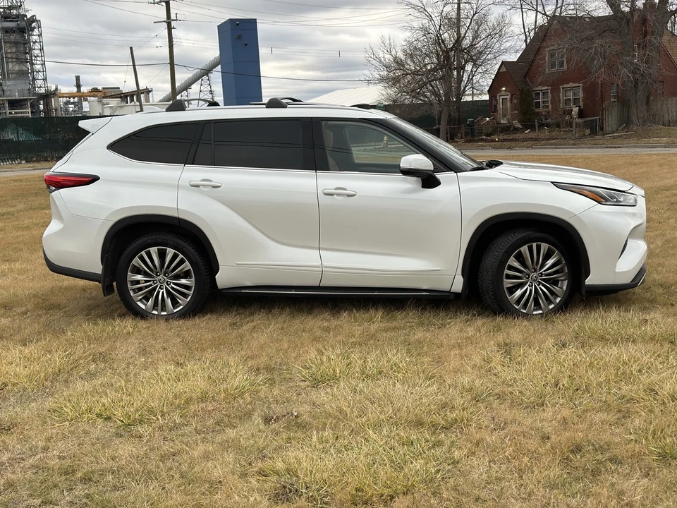 2022 Toyota Highlander - Image 2 of 21