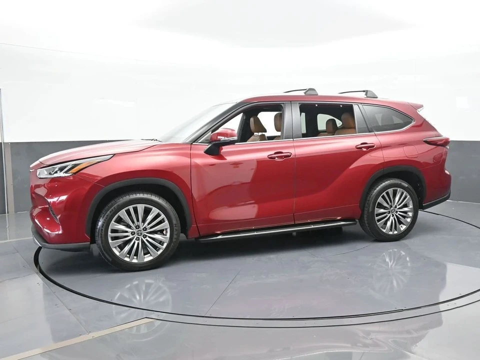 2022 Toyota Highlander - Image 2 of 12