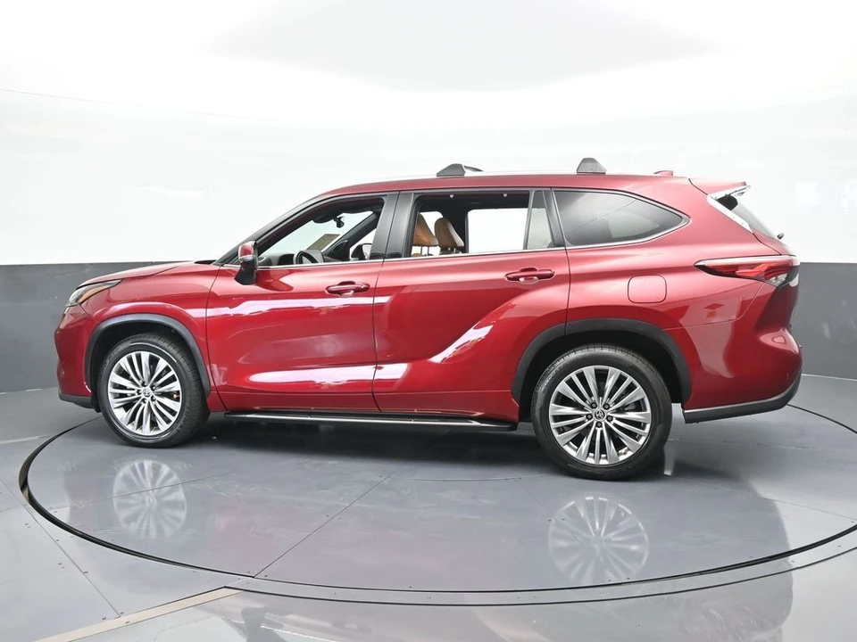 2022 Toyota Highlander - Image 3 of 12