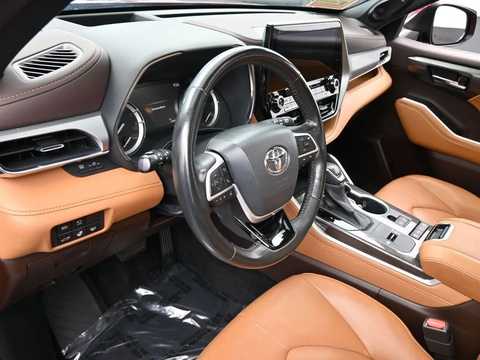 2022 Toyota Highlander - Image 10 of 12