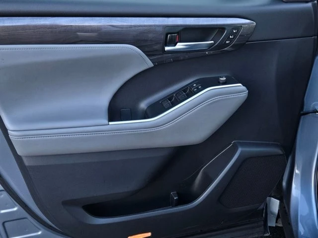 2022 Toyota Highlander - Image 9 of 21