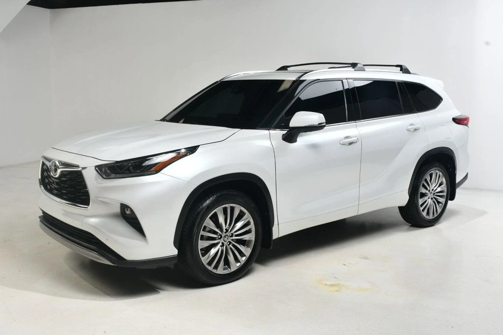 2022 Toyota Highlander - Image 2 of 12