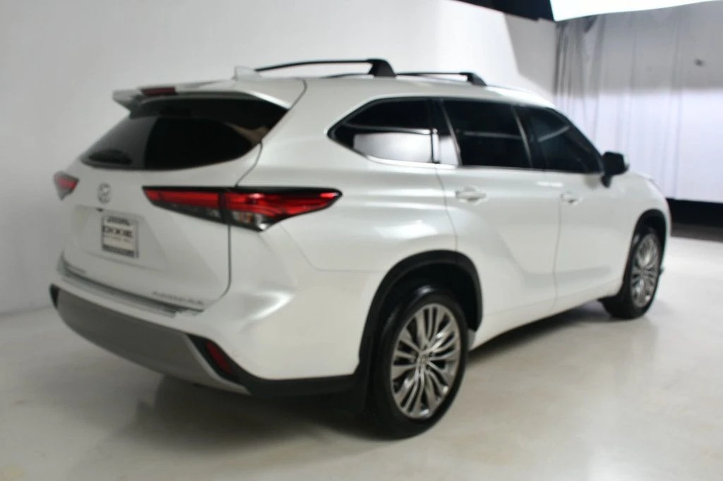 2022 Toyota Highlander - Image 8 of 12