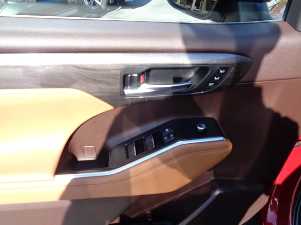 2022 Toyota Highlander - Image 13 of 21