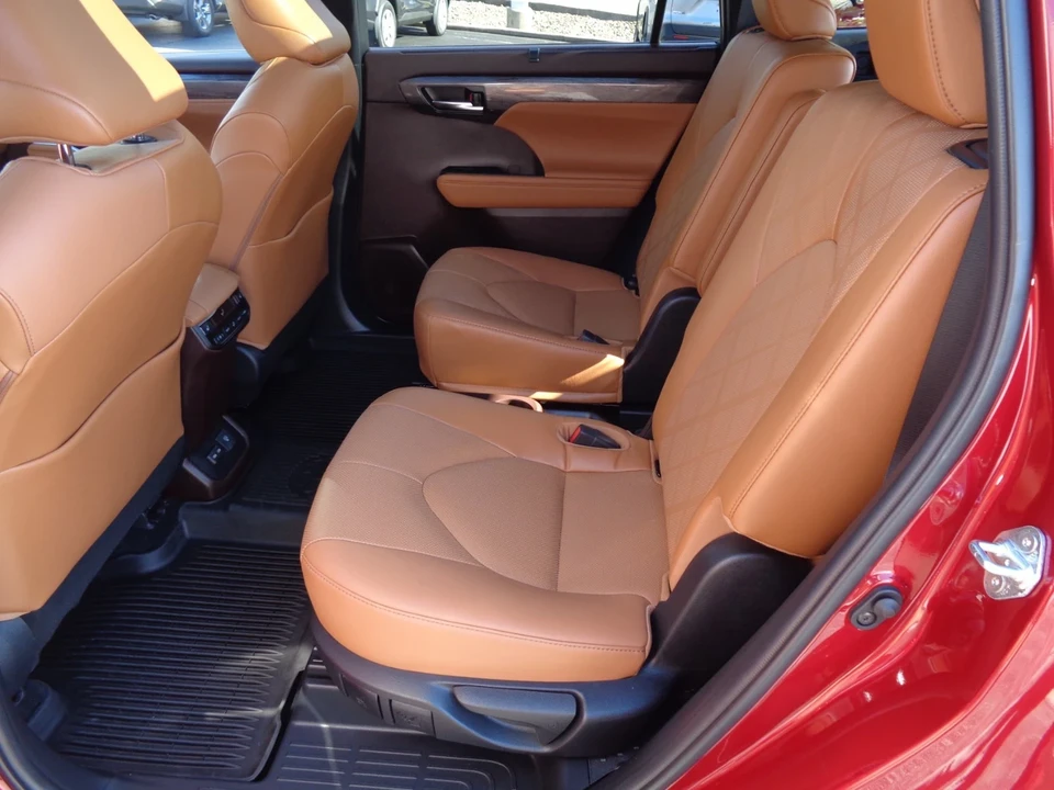 2022 Toyota Highlander - Image 19 of 21