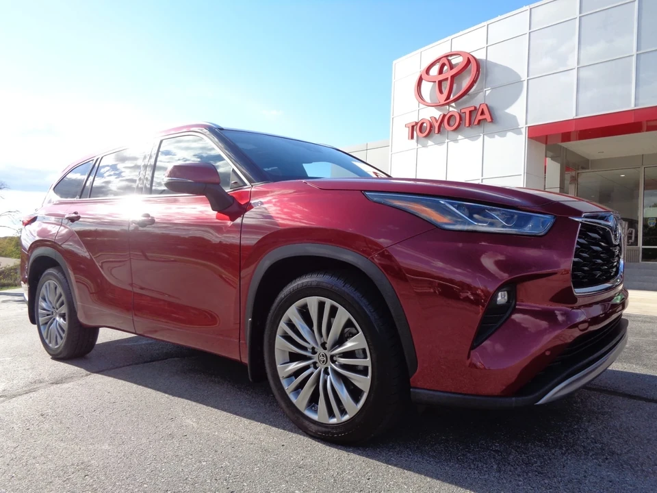 2022 Toyota Highlander - Image 2 of 21