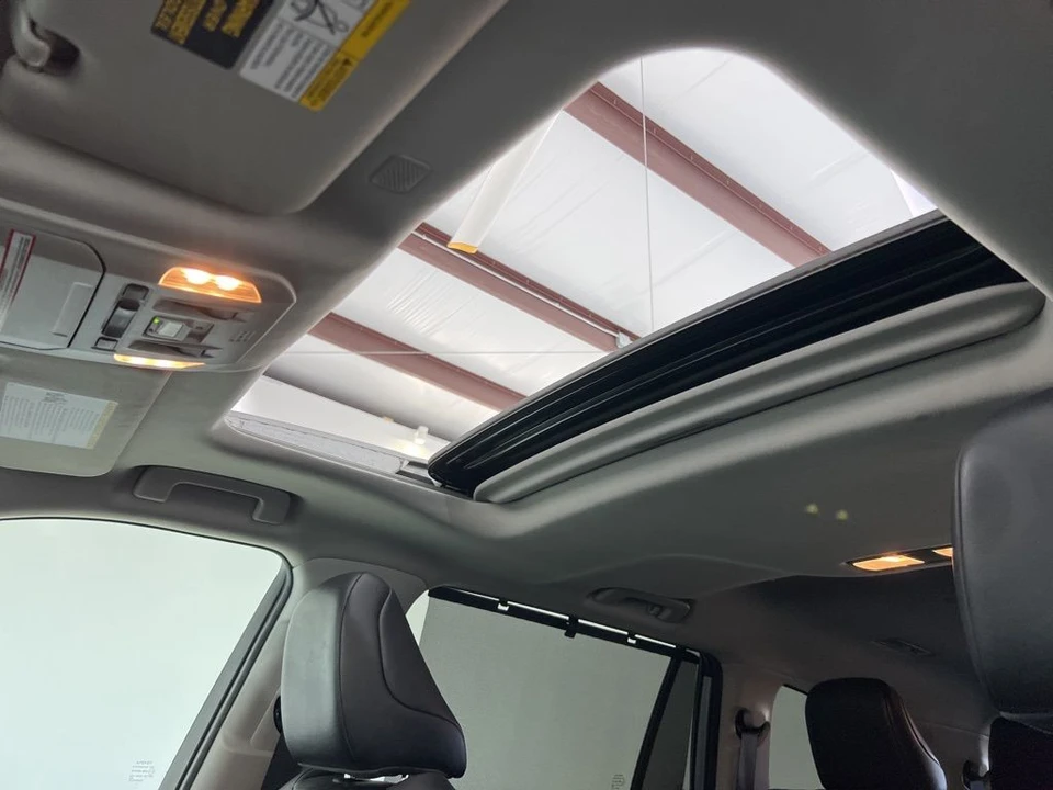 2022 Toyota Highlander - Image 16 of 21