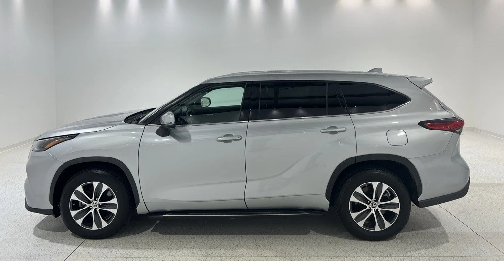 2022 Toyota Highlander - Image 2 of 12
