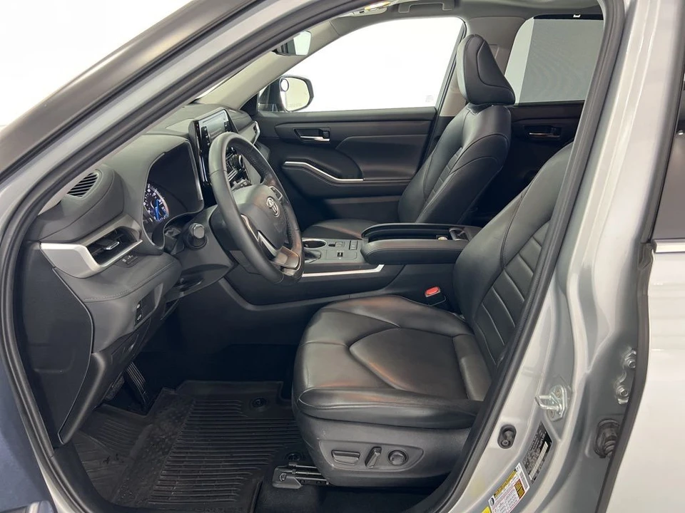 2022 Toyota Highlander - Image 17 of 21