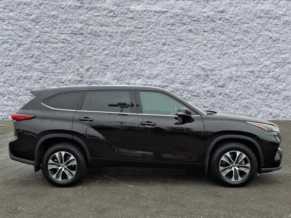 2022 Toyota Highlander - Image 2 of 12