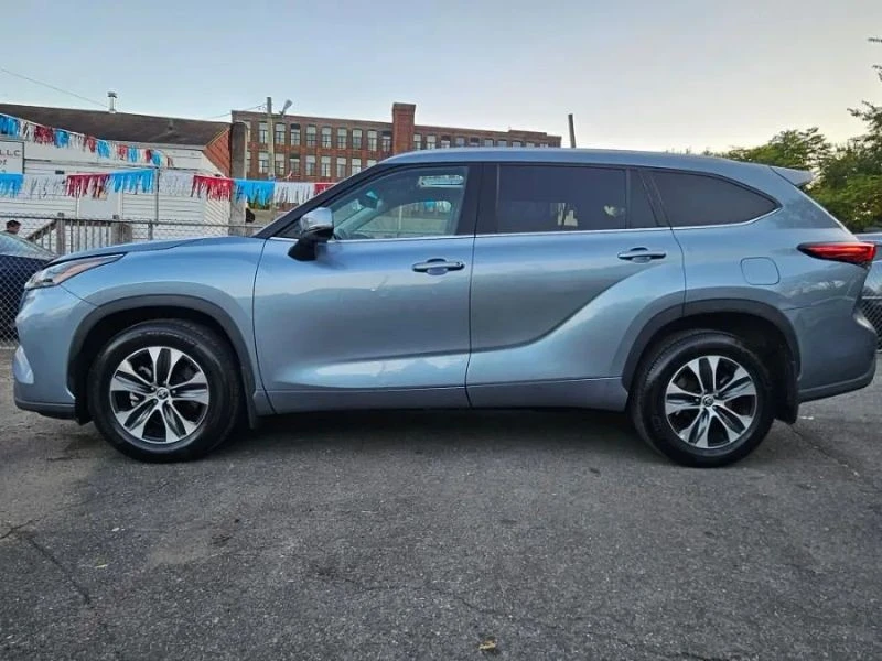 2022 Toyota Highlander - Image 11 of 12