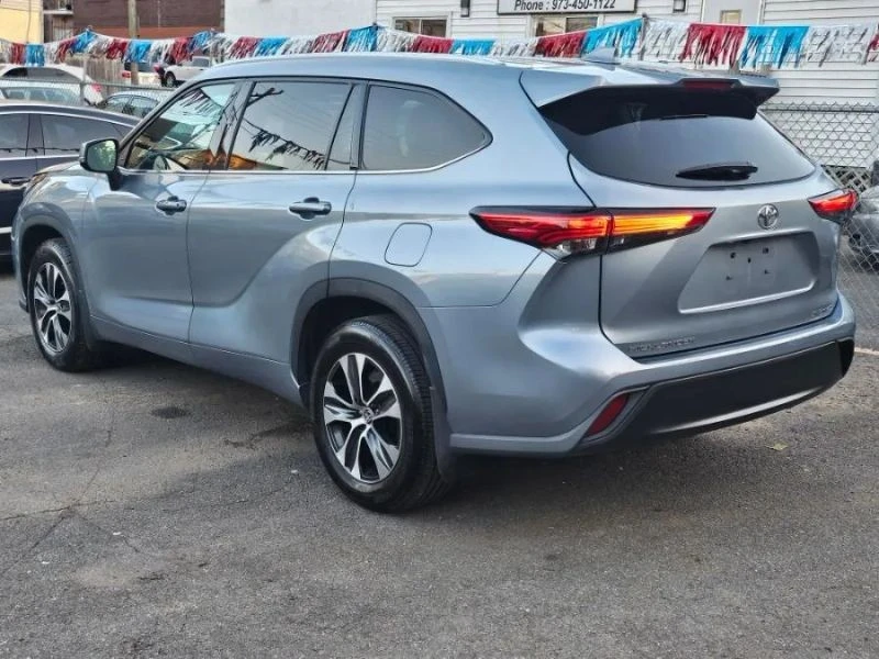2022 Toyota Highlander - Image 10 of 12