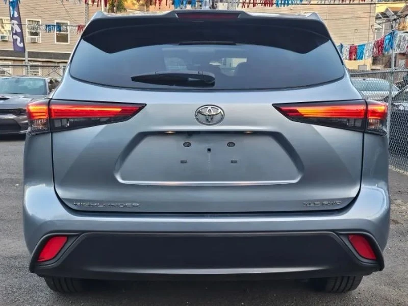 2022 Toyota Highlander - Image 6 of 12