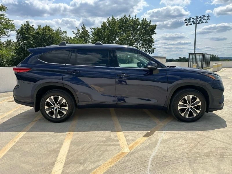 2022 Toyota Highlander - Image 2 of 12