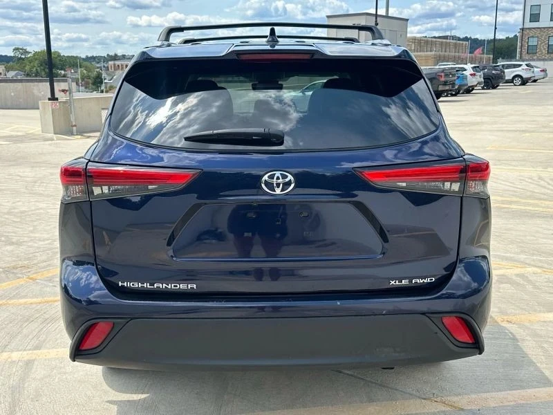 2022 Toyota Highlander - Image 3 of 12