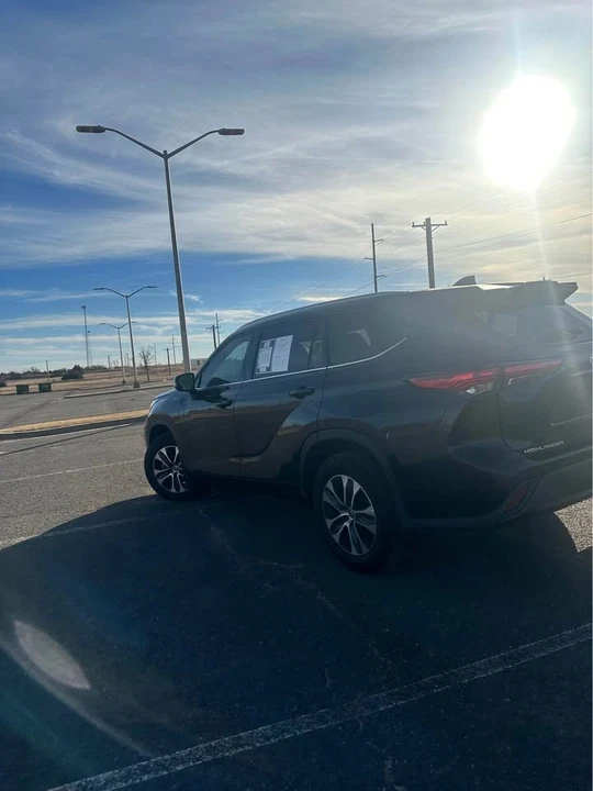2022 Toyota Highlander - Image 3 of 11