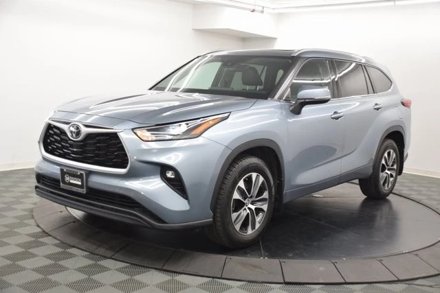 2022 Toyota Highlander - Image 2 of 12