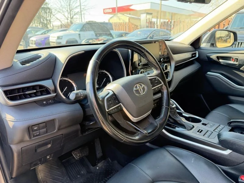 2022 Toyota Highlander - Image 10 of 12
