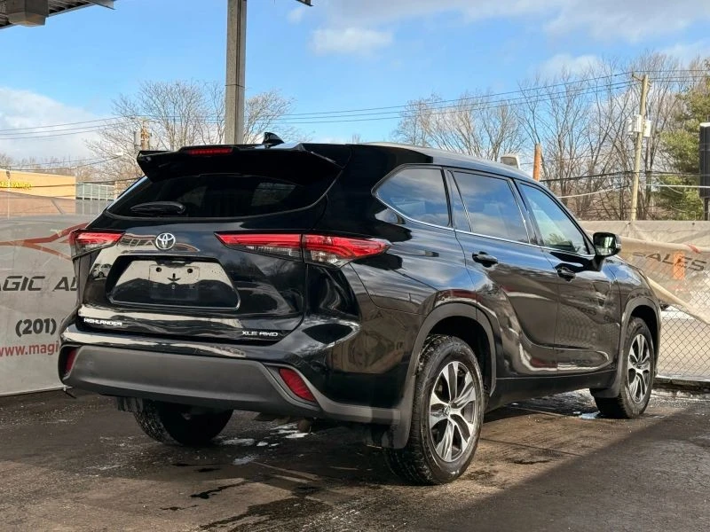 2022 Toyota Highlander - Image 11 of 12