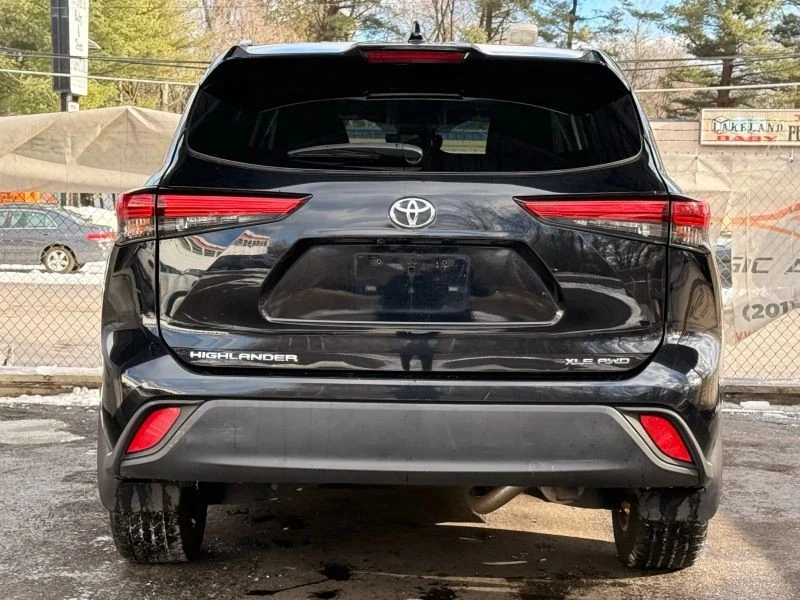 2022 Toyota Highlander - Image 10 of 12