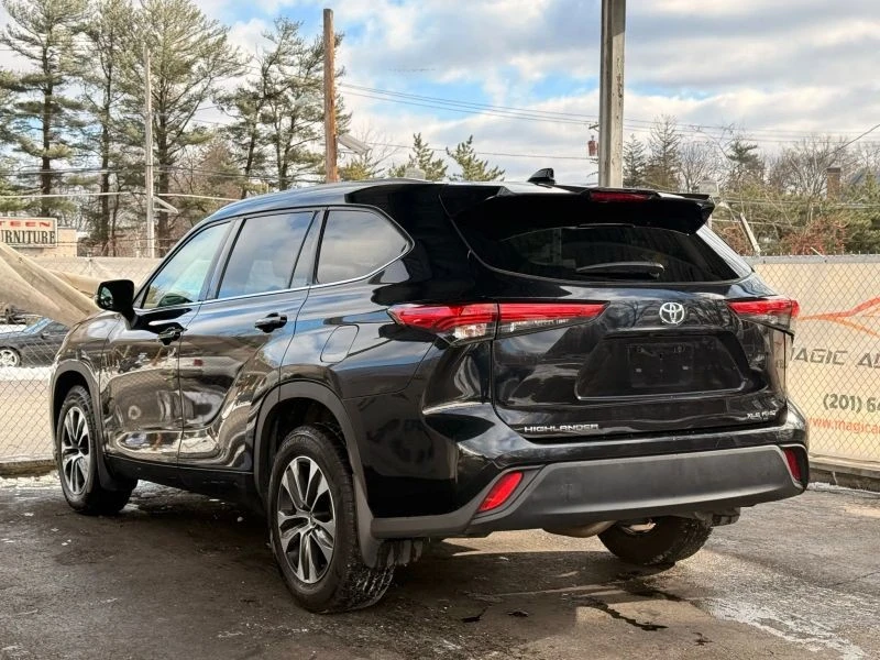 2022 Toyota Highlander - Image 9 of 12